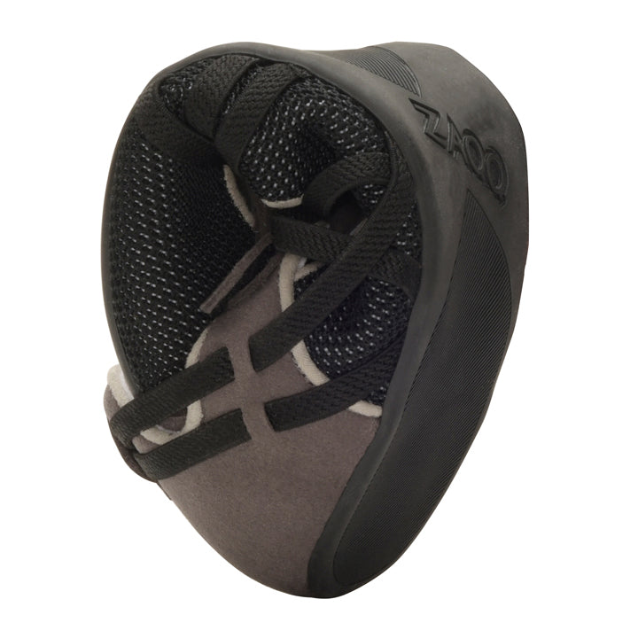 We present it ZAQQ QLAIRE Dark Grey, a black and gray padded mesh helmet liner with adjustable straps. This durable and breathable accessory provides extra comfort and protection when worn under a helmet.