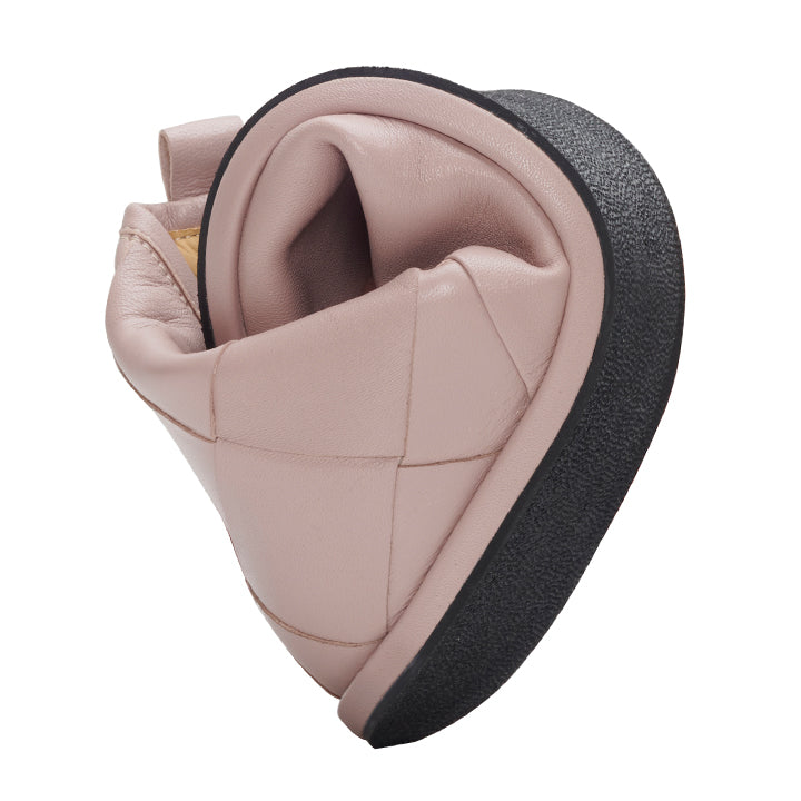 We present the SQARLETT Nude from ZAQQ, an avant-garde ankle boot with a pink leather upper and black sole. This barefoot shoe is designed for exceptional flexibility and comfort. It is expertly crafted to fold into a compact shape, providing unparalleled flexibility with every step.