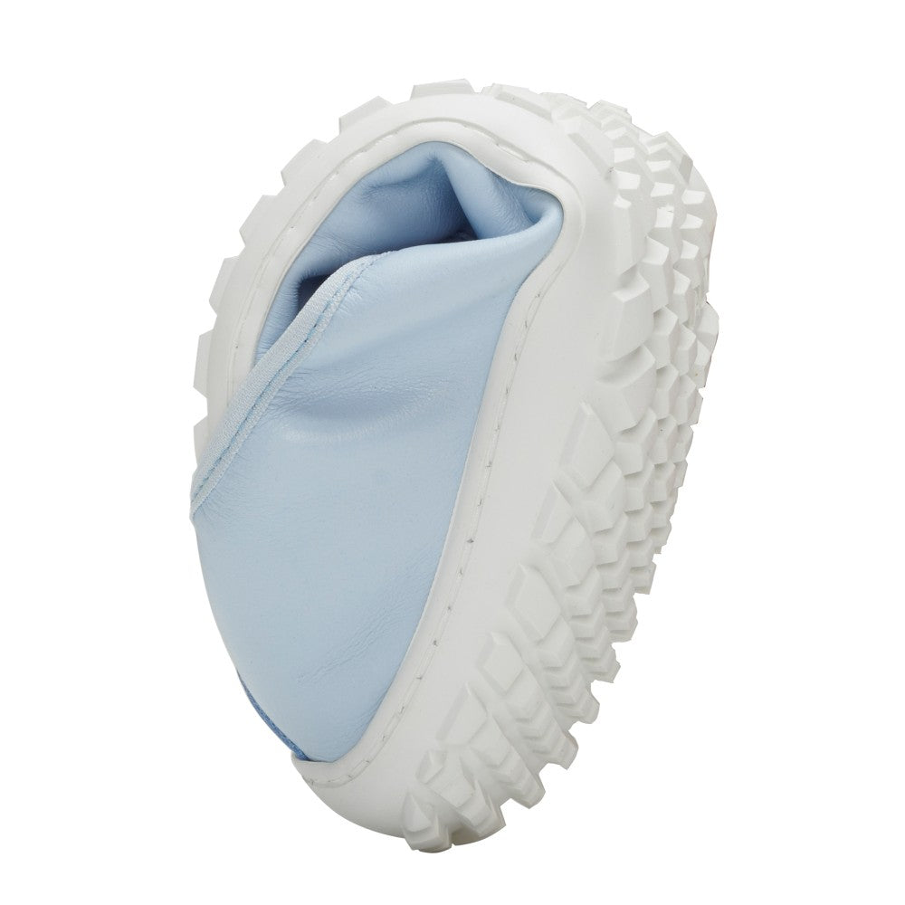 The ZAQQ SUQAR Lightblue shoe with flexible sole bends effortlessly to show off its profile and soft upper. The distinctive design of this barefoot shoe places an emphasis on comfort and flexibility, making it perfect for anyone who values natural movement.