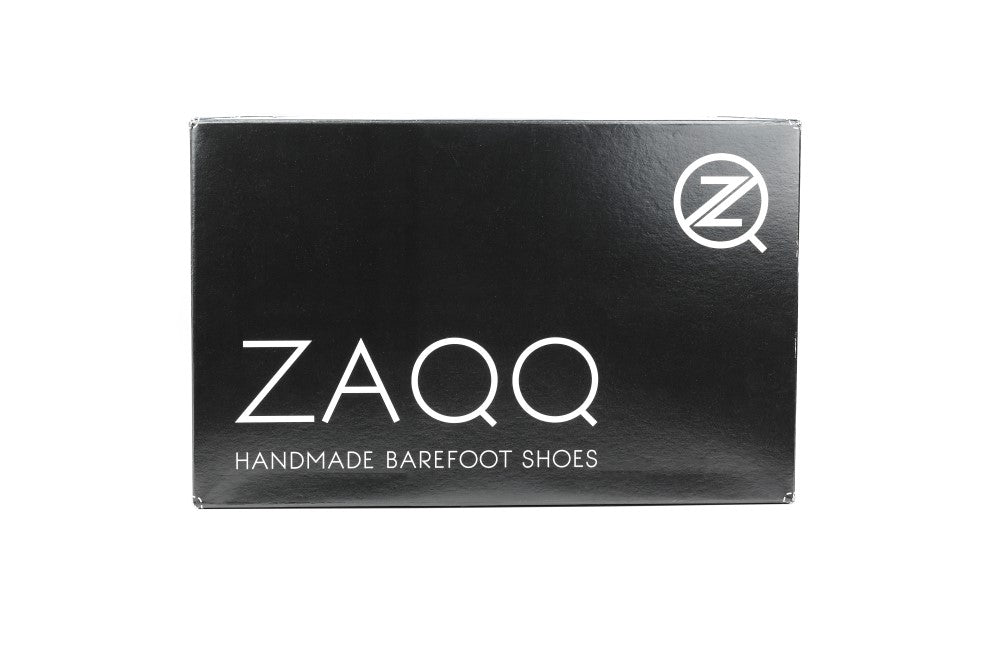 On a stylish black box is the word ZAQQ shown in bold white letters. Underneath it confidently says “Handmade Barefoot Shoes”. In the upper right corner, a round Z logo subtly alludes to the latest breathable design from the QUIQ Trail Lightred collection.