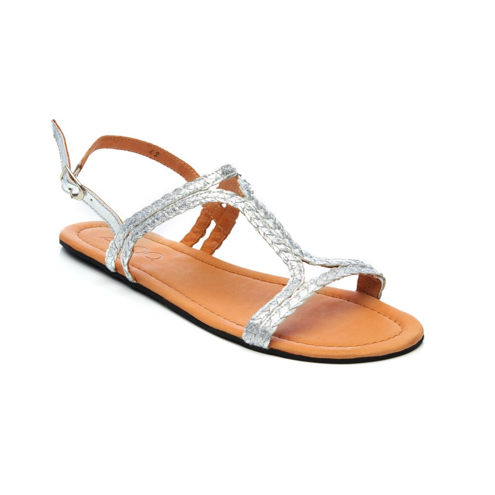 We present the QOSTA Silver from ZAQQ, a single women's sandal that is an ideal piece of summer fashion. Featuring elegant braided silver straps and a tan sole, it is crafted in a chic slingback style with an adjustable buckle. This barefoot sandal seamlessly combines comfort and style for your sunny adventures.