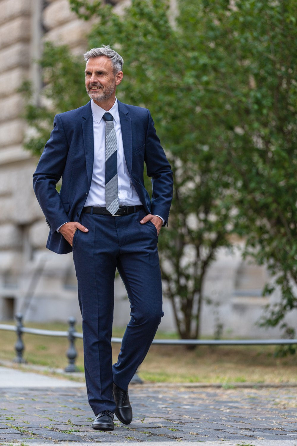 Blauen Anzug Anzug Und Sportschuhe Blauer Anzug Mit Weissen