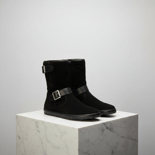 schwarze Barfußstiefel aus Veloursleder und Schnallen