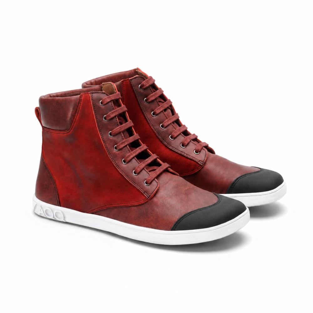 We present the CHICAQO Red by ZAQQ: These stylish high-top sneakers feature a bold red design with black toe caps and white soles. The front lacing complements the robust, textured leather appearance made from nappa and suede leather. For added comfort, they are equipped with a flexible sole.