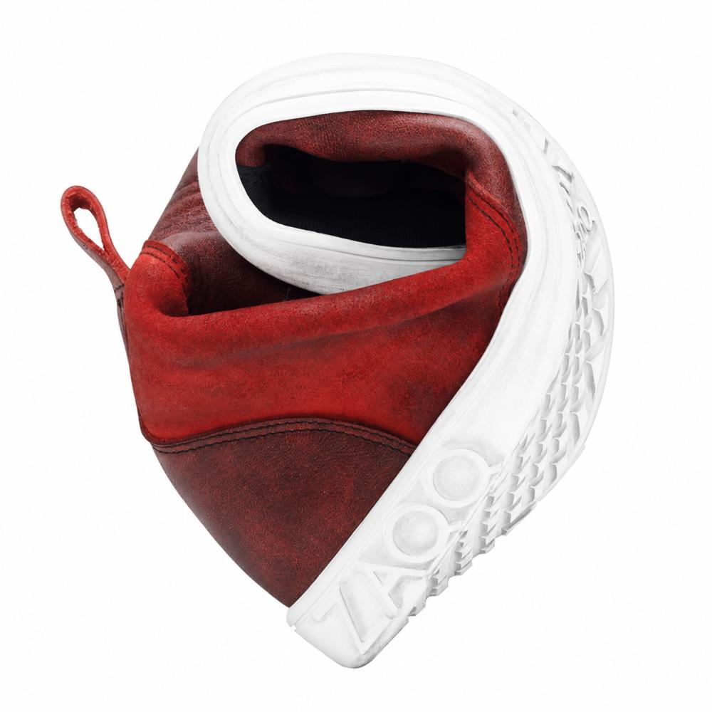 We present the CHICAQO Red by ZAQQ: a high-top sneaker made from nappa and suede leather with a white sole, on which the word LAAOS is clearly visible. Its design promises durability while offering the flexibility and strength of a barefoot shoe.