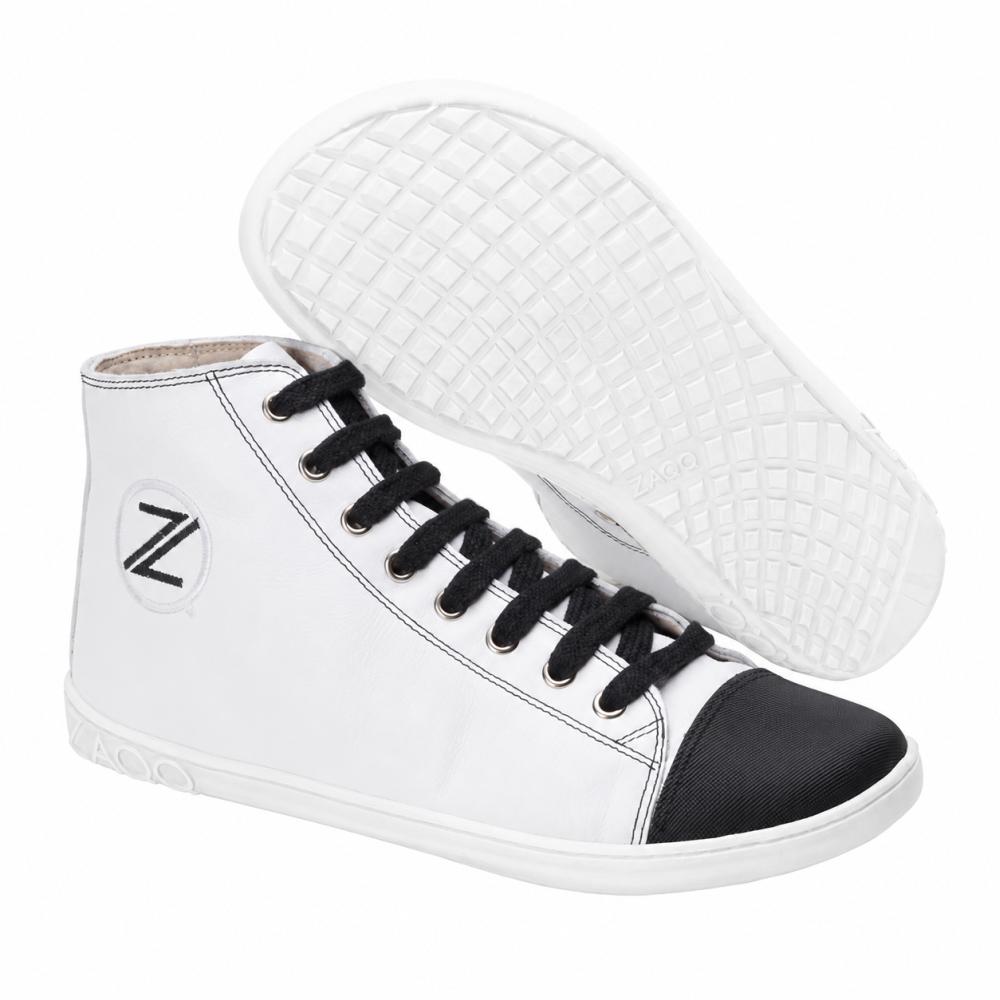 Predstavujeme CHUQQS White od ZAQQ, štýlový pár High-Top tenisiek s bielym zvrškom, čiernou špičkou a čiernymi šnúrkami. Tieto tenisky majú štruktúrovanú podrážku s mriežkovým vzorom a výrazne zobrazujú logo Z značky na boku. Biely teniska bezchybne spája klasický štýl s moderným komfortom.