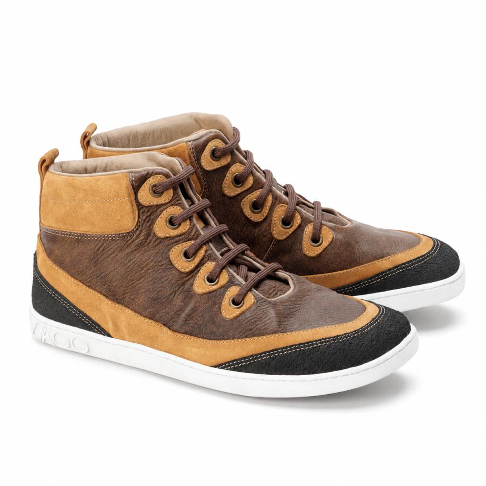 ZAQQ CINQO Brown High-Top sportbačiai pasižymi prabangia rudos ir šviesiai rudos spalvos nappa odos tekstūra, kurią papildo juodi akcentai ant pirštų dangtelio ir kulno. Šie madingi batai turi baltus padus, rudus raištelius ir praktišką kilpą gale, kad būtų patogu nešioti.