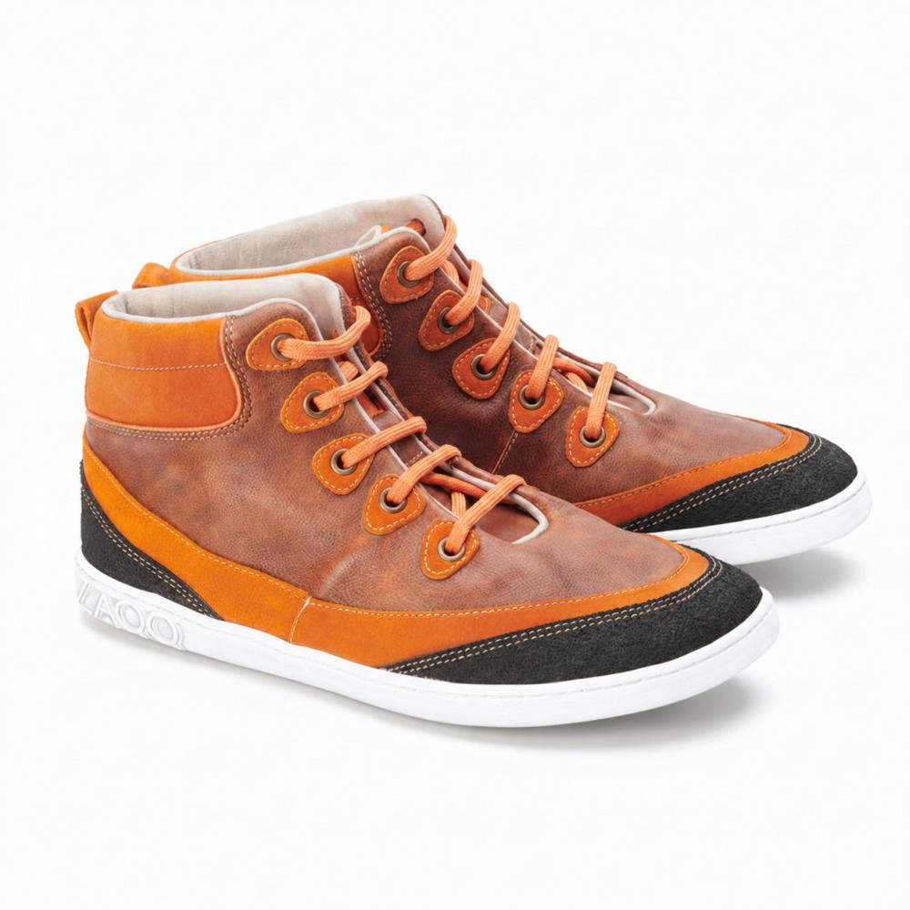 Šie ZAQQ CINQO Orange High-Top kedas izceļas ar oranžu un brūnu ādu, ko papildina spilgti oranžas šņores un spoži baltas zoles. Dekoratīvie melnie ielāpi akcentē purngalus un papēžus, padarot tos par stilīgu obligātu priekšmetu.