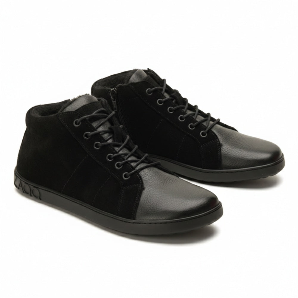 Wir präsentieren die OMSQ Mid Winter Black Sneaker von ZAQQ: Diese stylischen schwarzen High-Top-Sneaker sind mit Schnürsenkeln ausgestattet und zeichnen sich durch eine luxuriöse Mischung aus Wildleder- und Ledertexturen aus, ergänzt durch eine strapazierfähige Gummisohle. Ihr schlankes Design ist ideal für sowohl lässige als auch halbformelle Outfits und macht sie perfekt für den Übergang in kälteres Wetter.