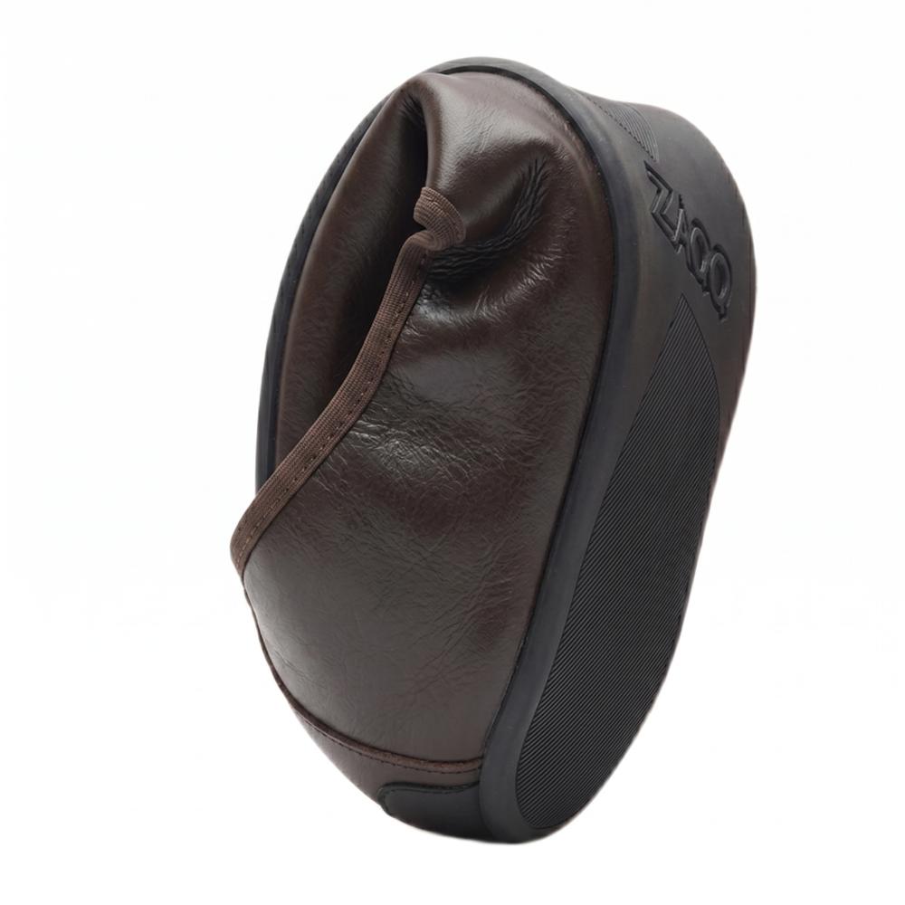 Wir präsentieren das QARMA Dark Brown von ZAQQ, ein stilvolles Kopfhöreretui in Tropfen- oder Kegelform. Es besteht aus strapazierfähigem Nappaleder und bietet hervorragenden Schutz für Ihre Kopfhörer. An der Seite befindet sich ein eleganter brauner Griff. Dieses Etui wird elegant vor einem weißen Hintergrund präsentiert und sorgt für eine beeindruckende Präsentation.