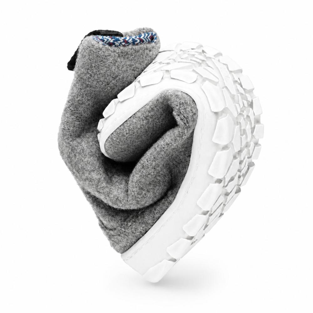 Nous vous présentons le QICE Grey de ZAQQ : une chaussure extrêmement flexible avec une tige en laine mérinos grise et une semelle extérieure blanche robuste et durable, qui met en valeur son extraordinaire flexibilité.