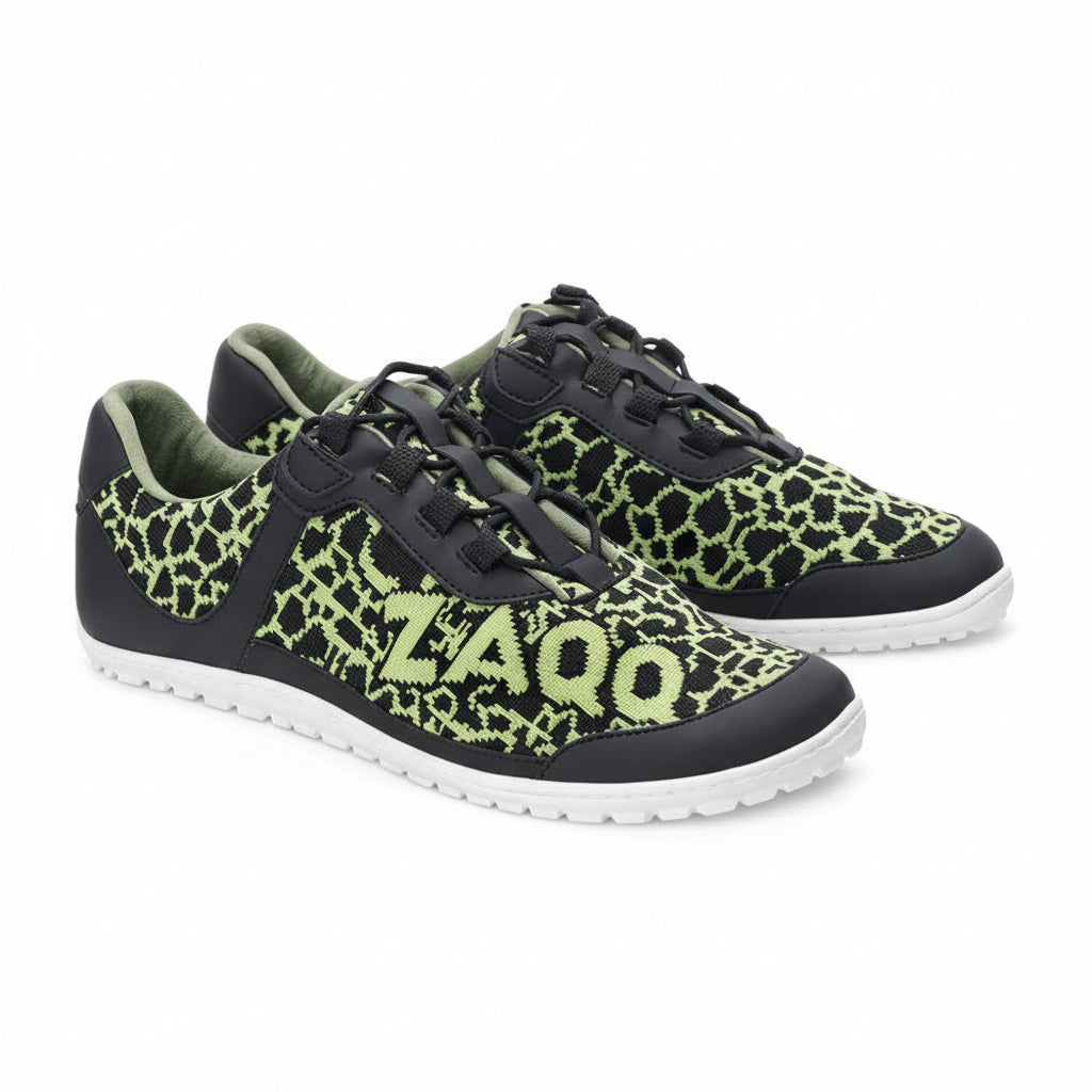 Die QINGSTON Green Sneaker von ZAQQ zeigen neongrüne geometrische Muster mit der Nummer 2400 auf der Seite, auf einem eleganten schwarzen Hintergrund. Sie verfügen über weiße Sohlen und schwarze Schnürsenkel, alle aus veganen Materialien gefertigt, und bieten ein unverwechselbares Design, das sich deutlich von einem strahlend weißen Hintergrund abhebt.