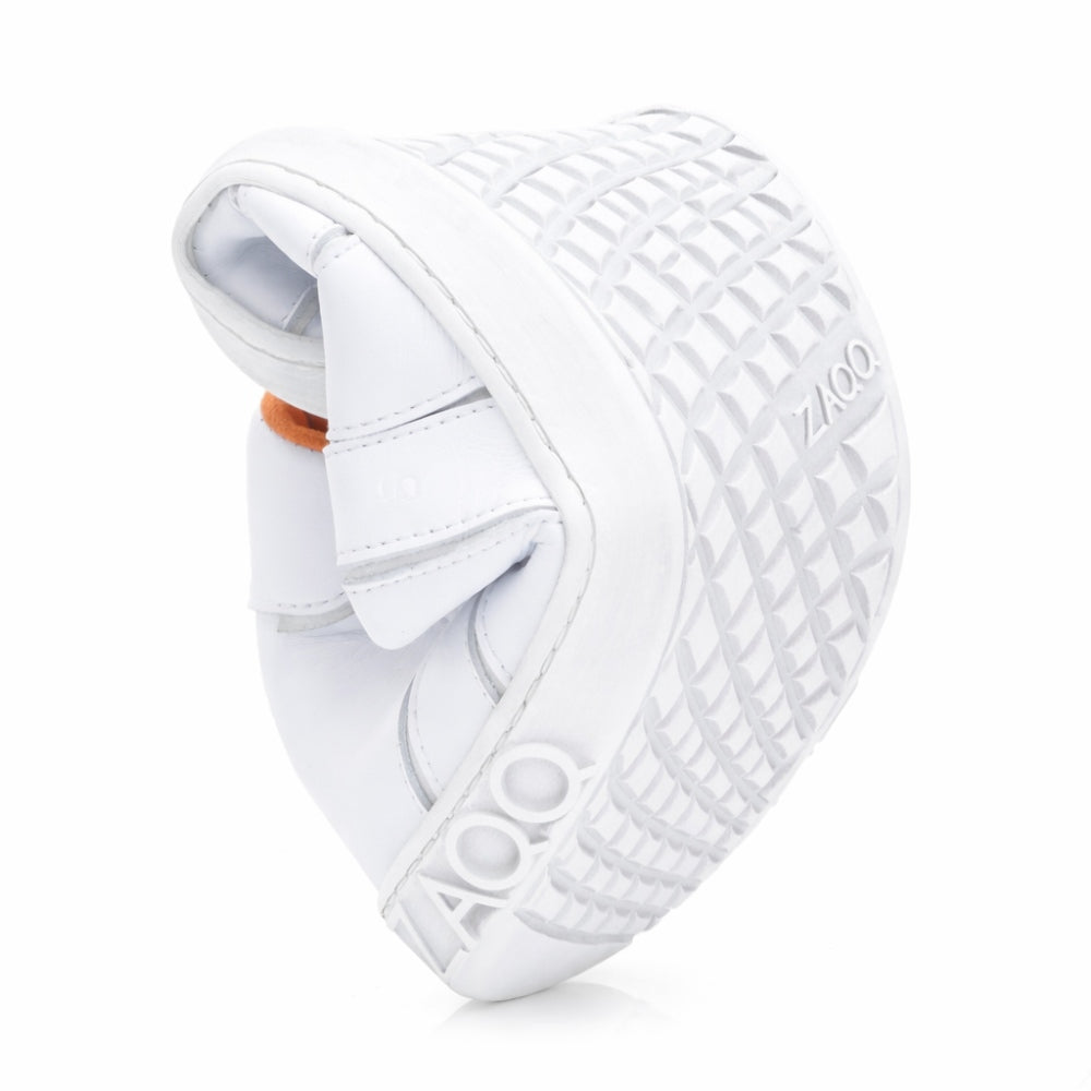 Der QQQ Mid White, ein stylischer Barfußschuh von ZAQQ, ist teilweise zu einer Kugel gerollt, um die flexible, strukturierte Sohle aus hochwertigem Nappaleder hervorzuheben. Der Sneaker verfügt über aufwendige Nähte und zeigt das ZAQQ-Logo prominent an der Seite.