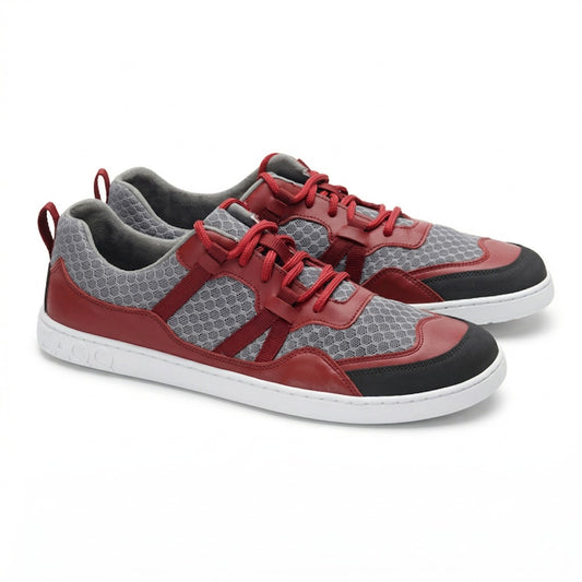 Die sportlichen Sneaker ZAQQ SQATE Red bestechen durch ein leuchtend rotes und graues Netzgewebe mit Wabenmuster, ergänzt durch rote Lederakzente und weiße Sohlen für außergewöhnlichen Komfort. Diese Schuhe mit roten Schnürsenkeln und grauem Innenfutter zeigen den Markennamen an der Seite der Sohlen.