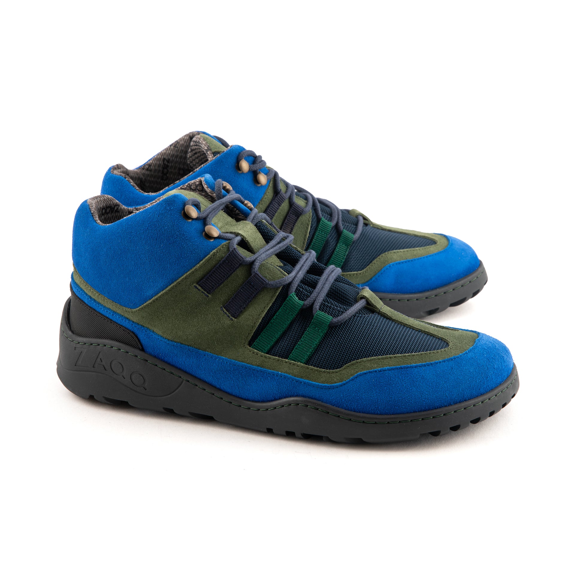 Die SQOUT Blue Green Waterproof Sneaker von ZAQQ verfügen über schwarze Schnürsenkel, Mesh-Details und eine dicke TERRA-Sohle. Mit ihrem farbenfrohen, sportlichen Design eignen sich diese High-Top-Schuhe perfekt für lässige Ausflüge oder als Outdoor-Barfußschuh.