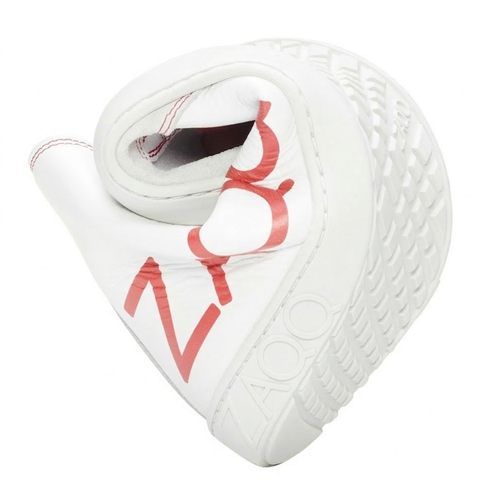 Ein gedrehtes, herzförmiges Objekt aus dem Material ZAQQ SQYLA White ähnelt einer ultramodernen Sneaker-Sohle mit strukturiertem Design und zeigt auf seiner Oberfläche die roten Buchstaben ZOZO.