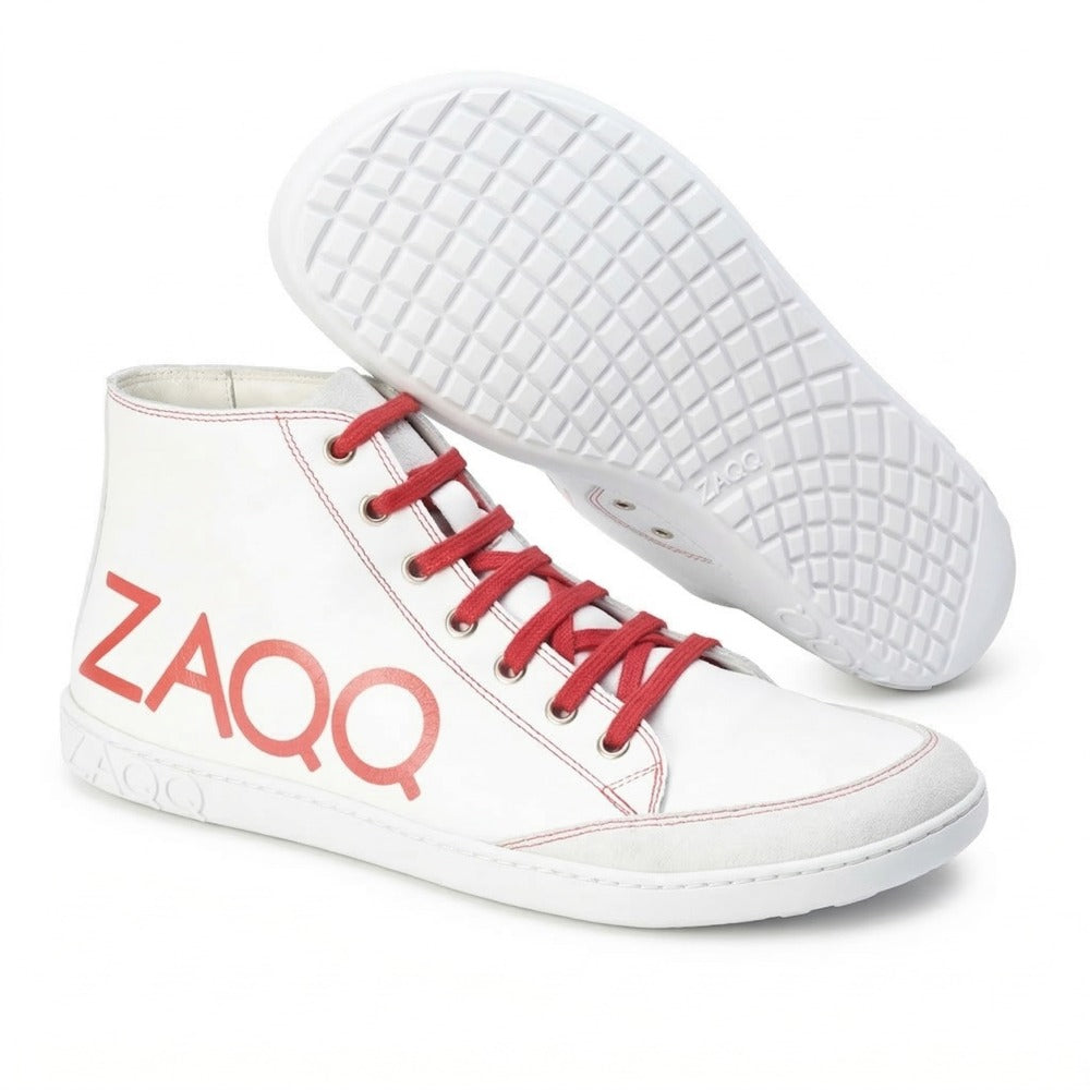 Die SQYLA White High-Top-Sneaker von ZAQQ sind eine moderne Option mit auffälligen roten Schnürsenkeln und Nähten sowie dem rot aufgedruckten Markennamen ZAQQ an der Seite. Die Schuhe verfügen über strukturierte Sohlen für hervorragenden Halt, die stilvoll zur Schau gestellt werden, indem ein Schuh verkehrt herum präsentiert wird, um sein unverwechselbares Profilmuster hervorzuheben.