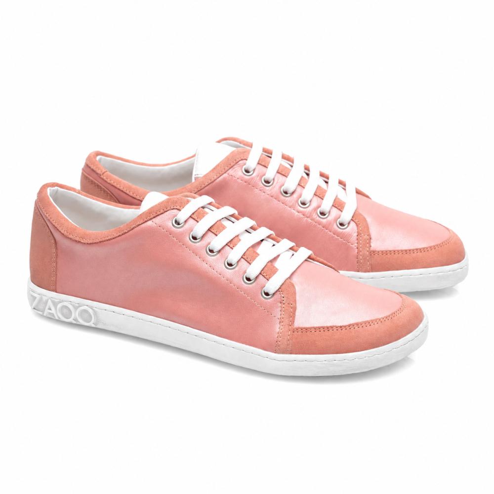 Las zapatillas TIQQ Rosa de ZAQQ están hechas de cuero napa rosa de alta calidad, complementadas con cordones y suelas blancas. Estos zapatos se caracterizan por un diseño sencillo y casual, con el nombre de la marca ZAQQ elegantemente colocado en la parte trasera de la suela. Se presentan sobre un fondo blanco brillante.