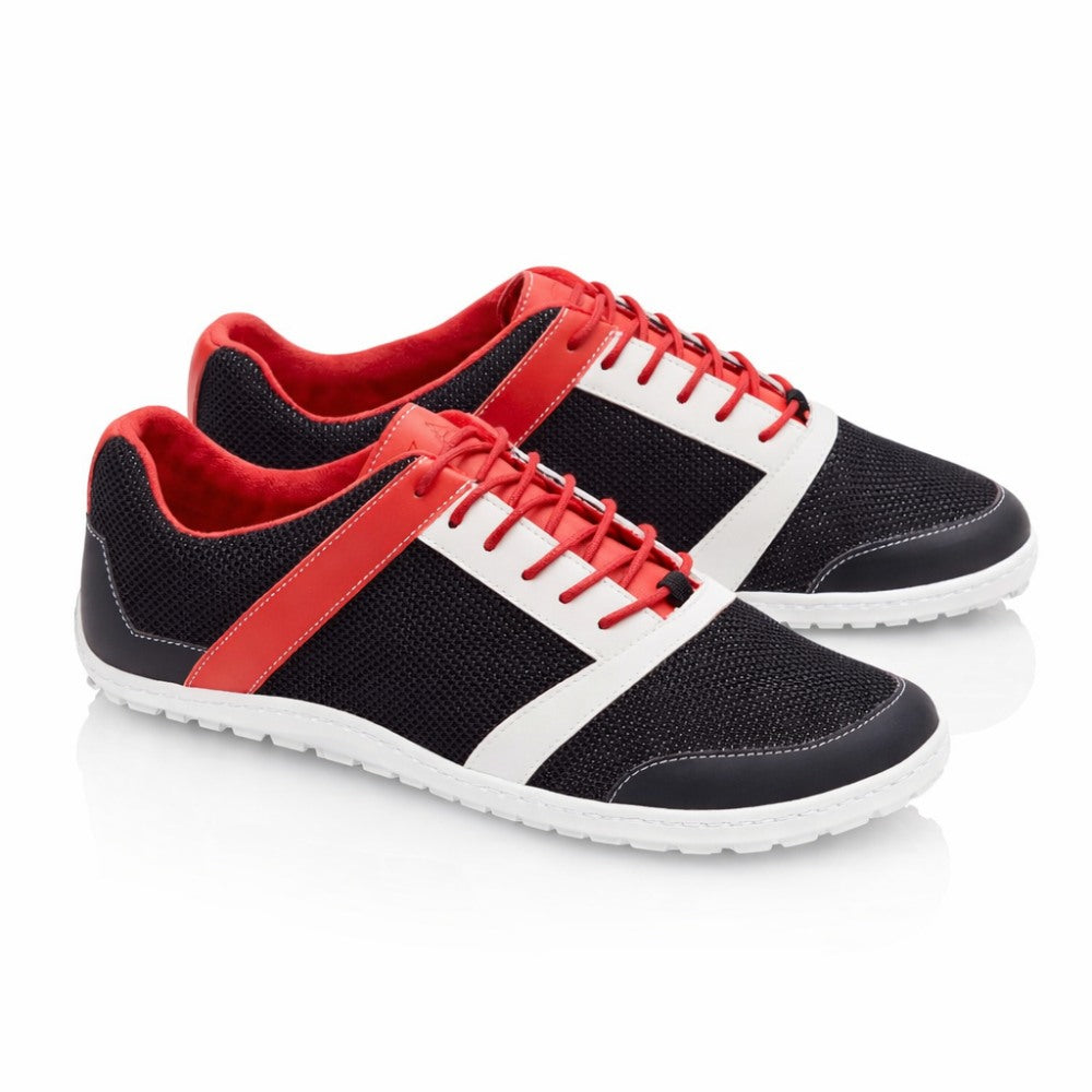 Entdecken Sie den ZARQA Black von ZAQQ, ein Paar stylische Sneaker mit schwarzem Mesh-Obermaterial, roten und weißen Akzenten und glatten weißen Sohlen. Die kräftigen roten Schnürsenkel und das passende Innenfutter unterstreichen ihren modernen Look.