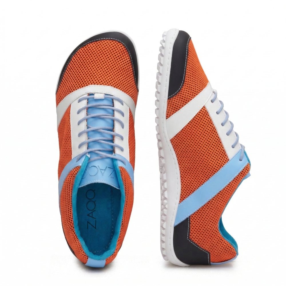 Ein Paar dynamische ZAQQ ZARQA Orange Sportschuhe mit leuchtend orangefarbenem Mesh-Obermaterial mit blauen und weißen Akzenten, ergänzt durch schwarze Sohlen. Ein Schuh steht aufrecht, um die Draufsicht hervorzuheben, während der andere auf der Seite liegt, um die Sohle und das Seitenprofil zu zeigen und eine auffällige Farbmischung zu offenbaren.