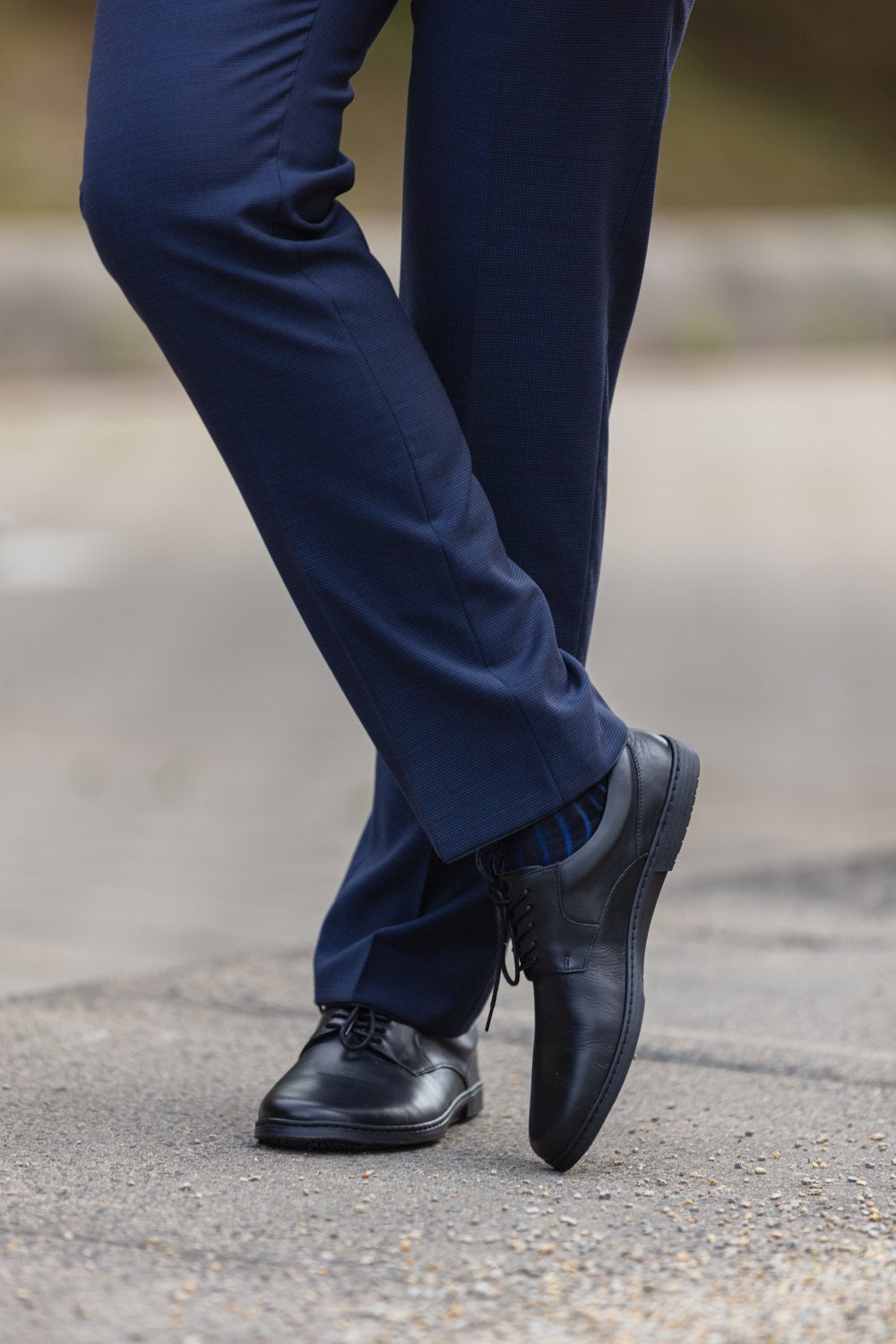 black dress shoes with blue pants These are some of my favorite shoe colors for navy trousers, whether they're part of a suit or something more casual like corduroys. Which color combinations should I style next? SIZING Our tapered athletic fit provides more room in the seat Wear Black Shoes With Navy